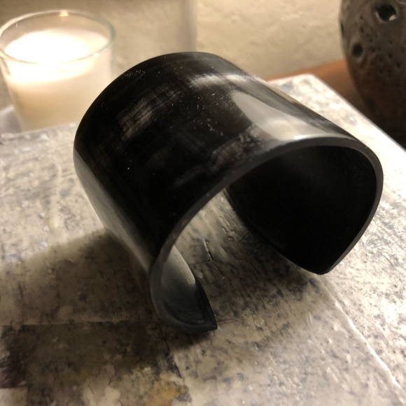 Authentic horn cuff, polished black/white. - Picture 5 of 7